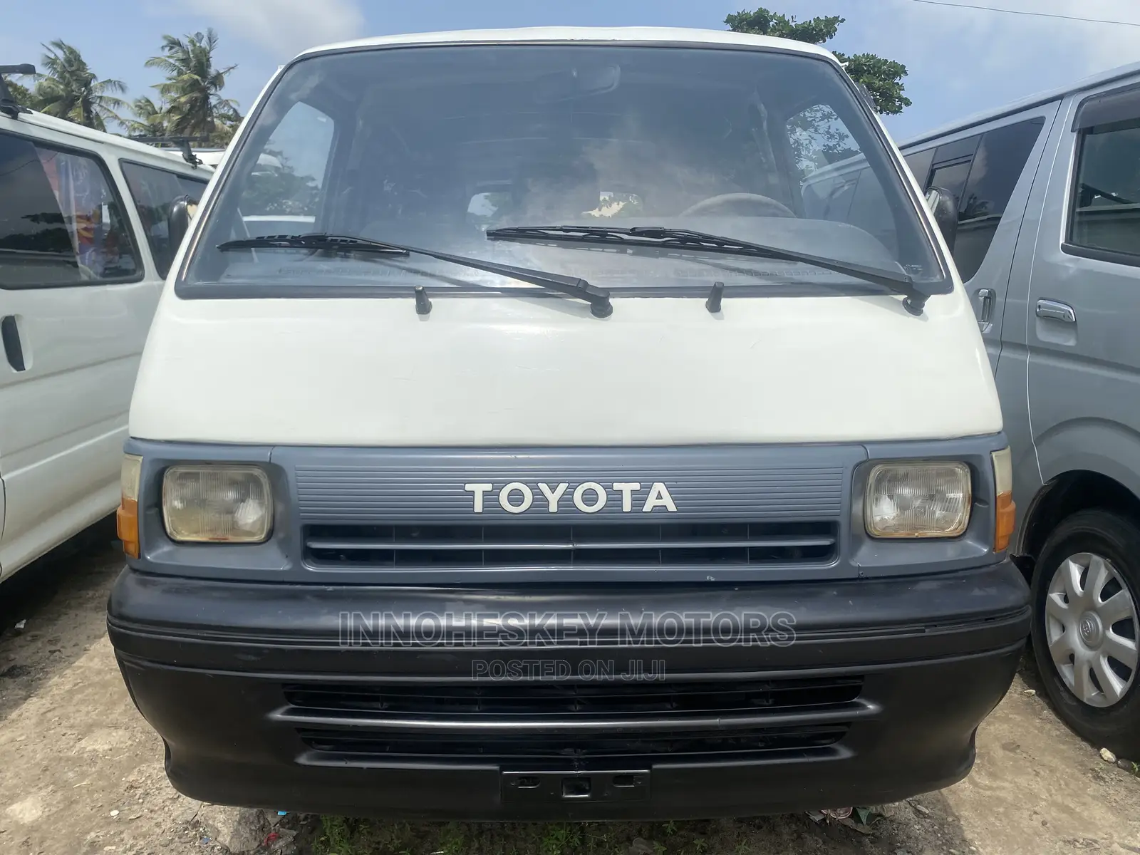 Toyota HiAce 2000 White