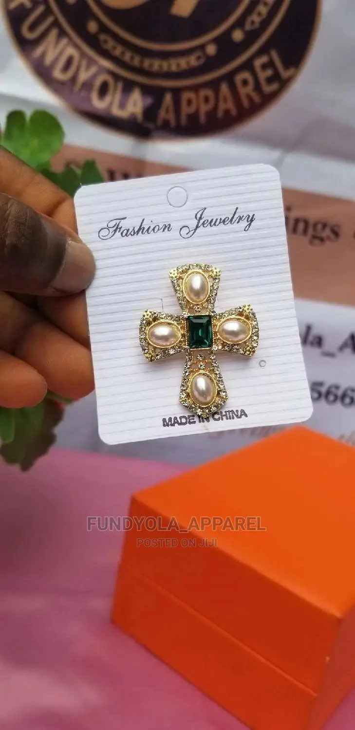 Pearl Unisex Gold Brooch