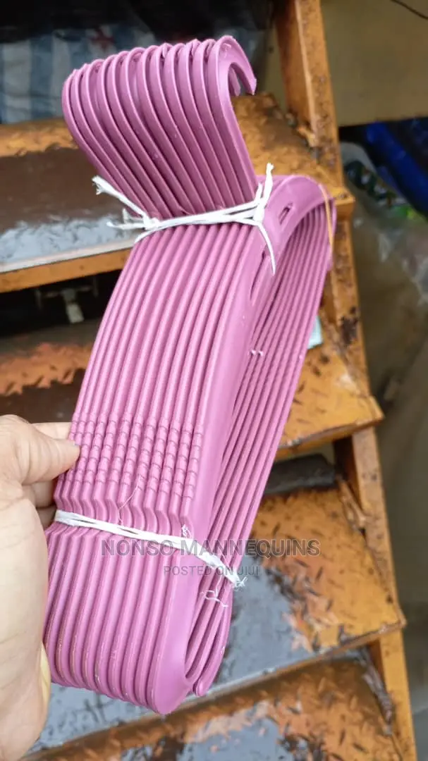 12 Pieces a Pack High Quality Plastic Hangers