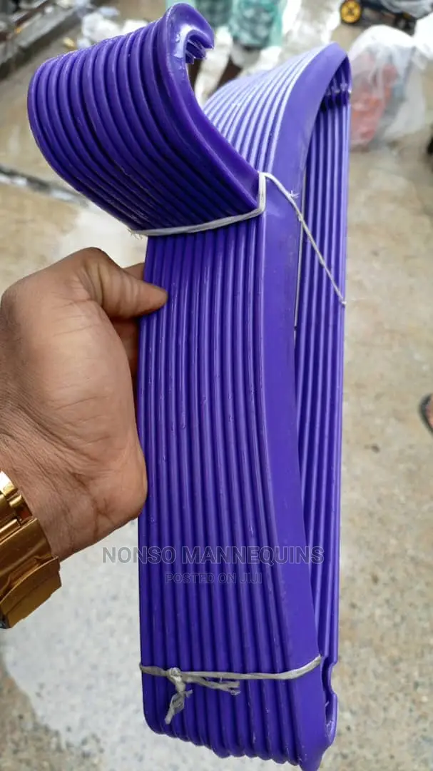 12 Pieces a Pack High Quality Plastic Hangers