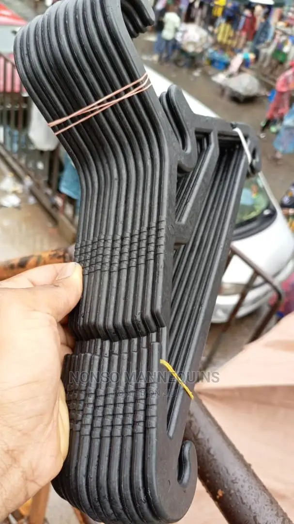 12 Pieces a Pack High Quality Plastic Hangers