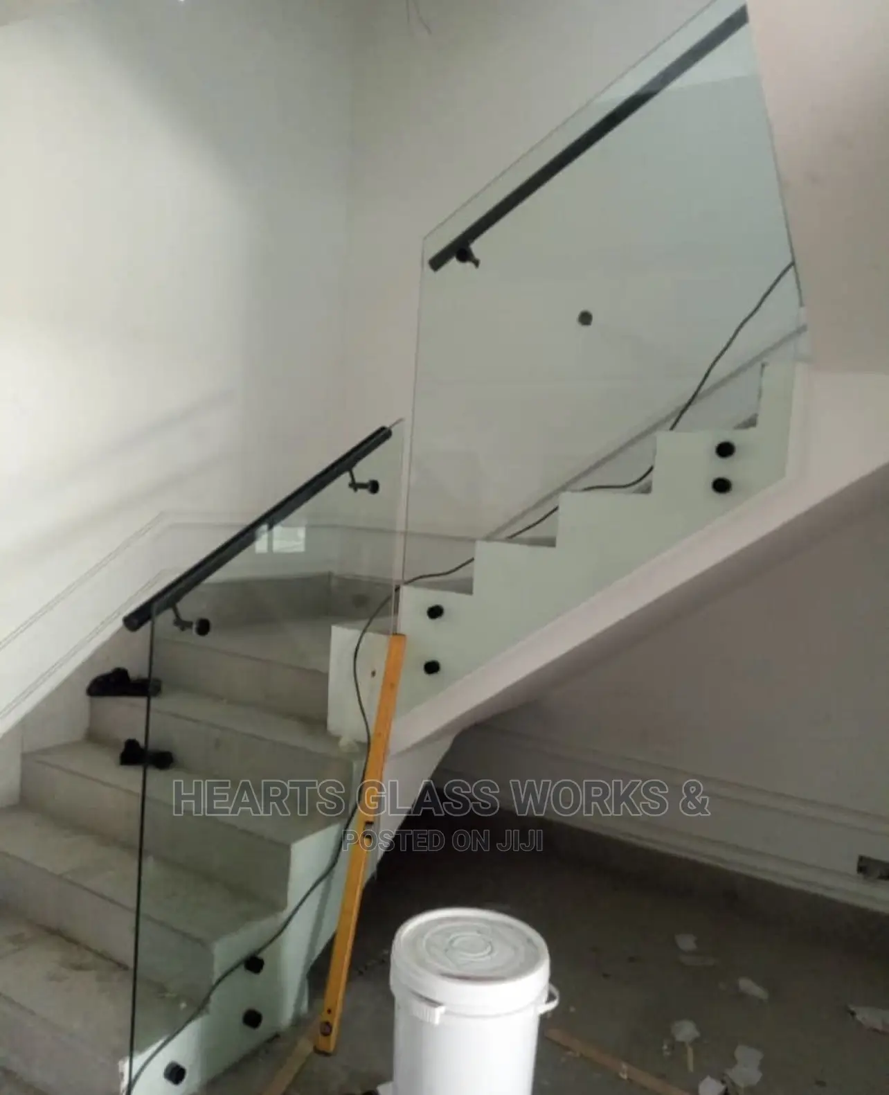 10mm Thickness Glass Installed With Aluminum Top Rail