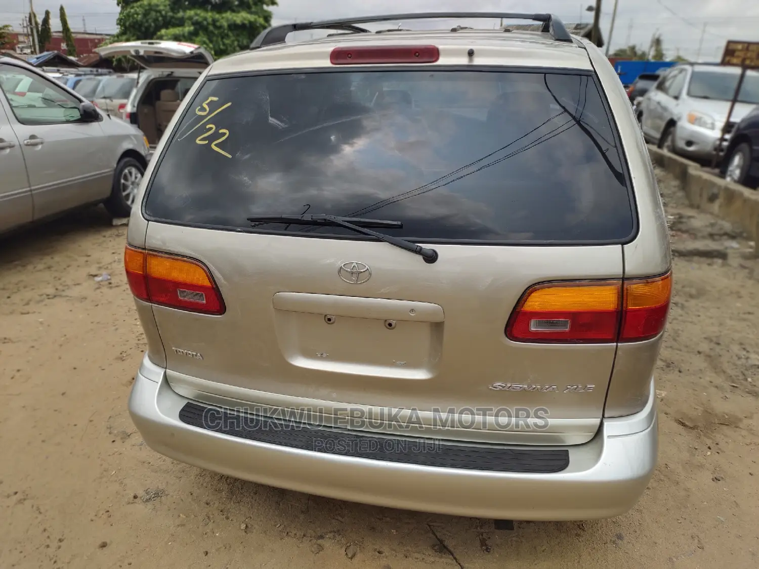 Toyota Sienna XLE & 1 hatch 2000 Gold