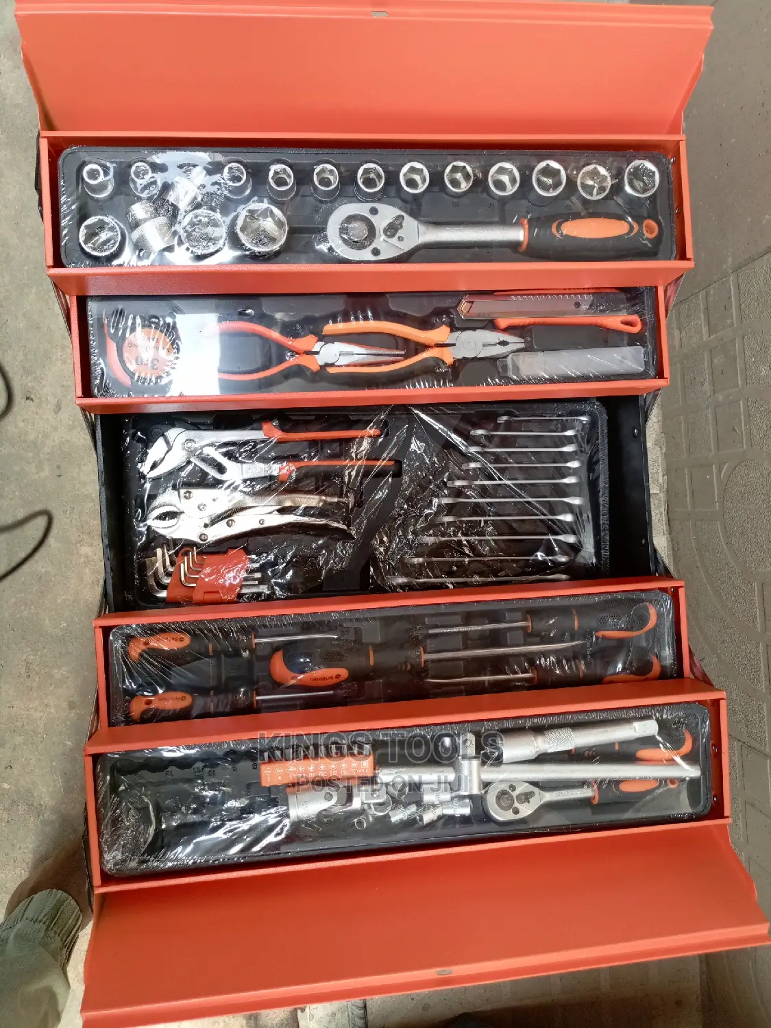 85pc Tool Set With Metal Box. 1/4" 1/2"