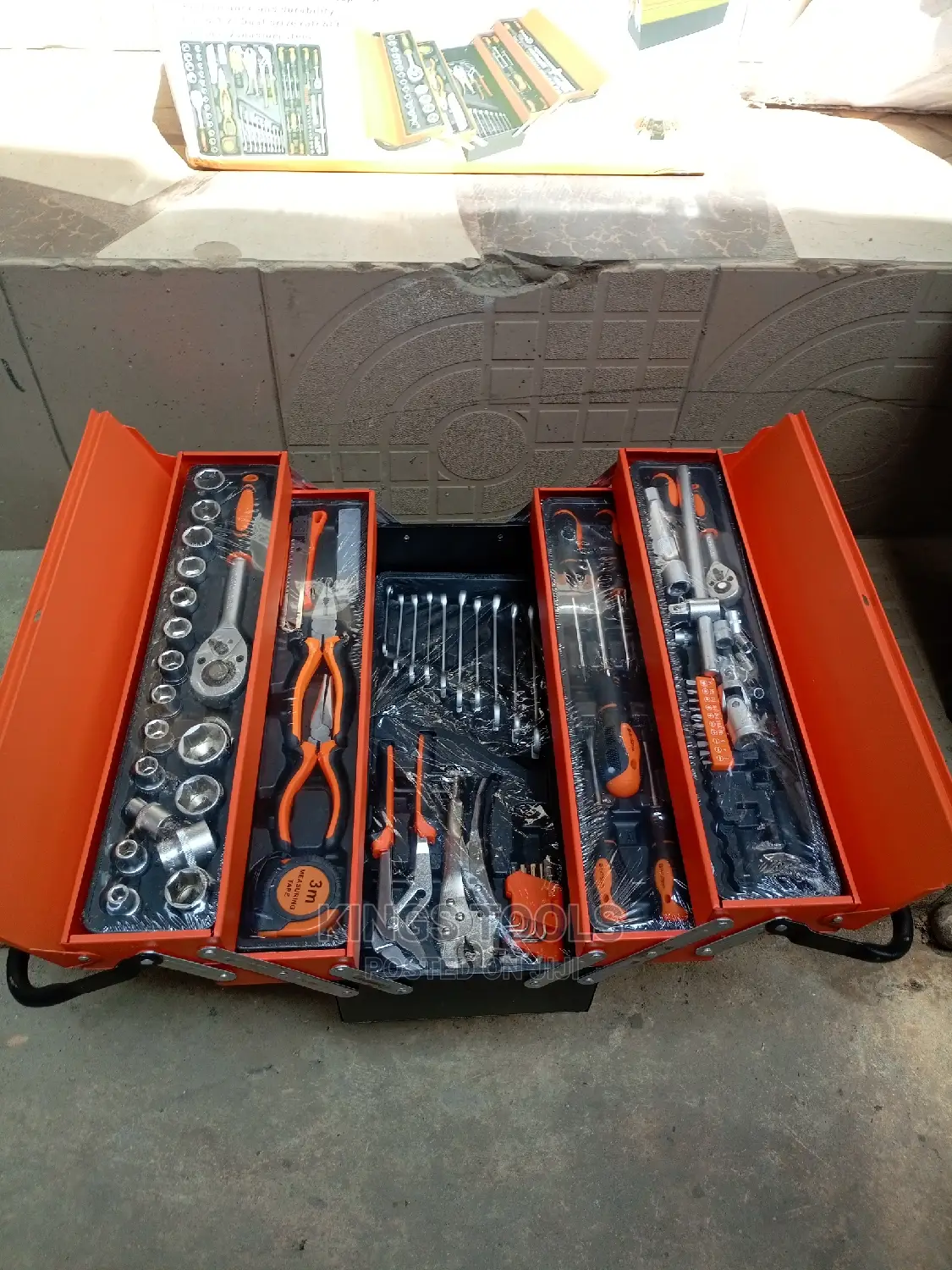 85pc Tool Set With Metal Box. 1/4" 1/2"