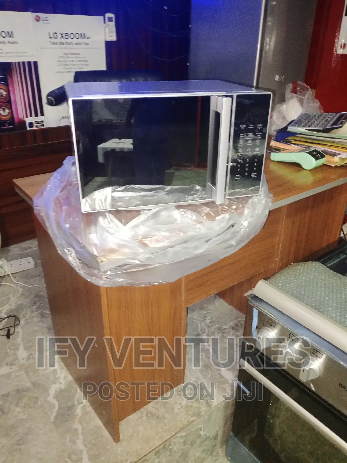 25 Litres Hisense Microwave, Silver Mirror Color.