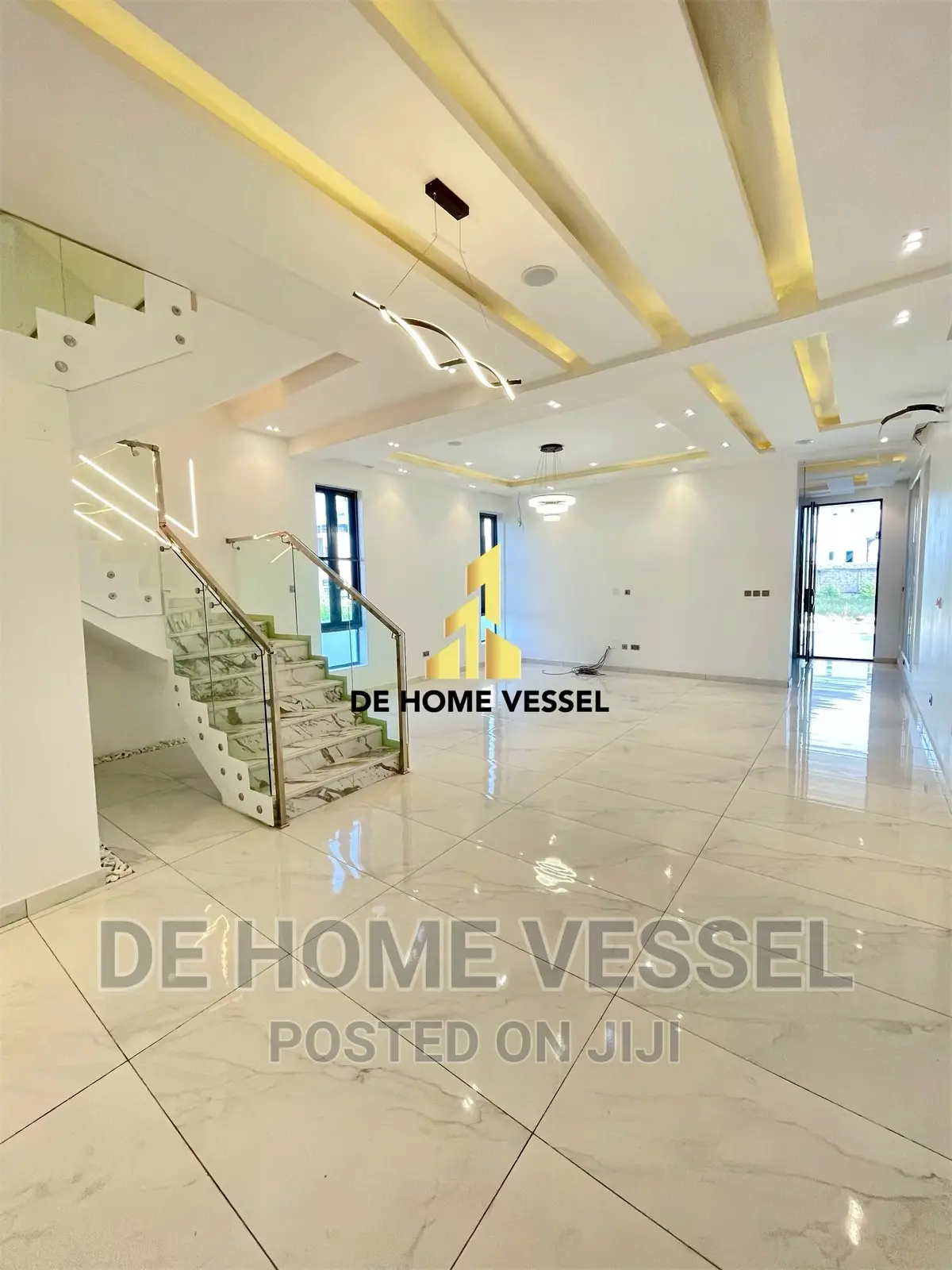 5bdrm Duplex in Chevron for sale