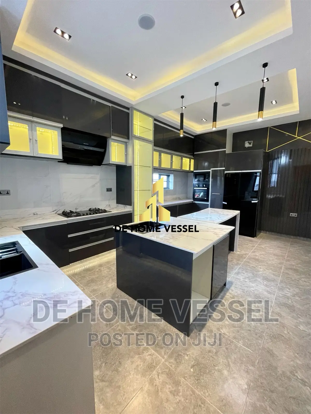 5bdrm Duplex in Chevron for sale