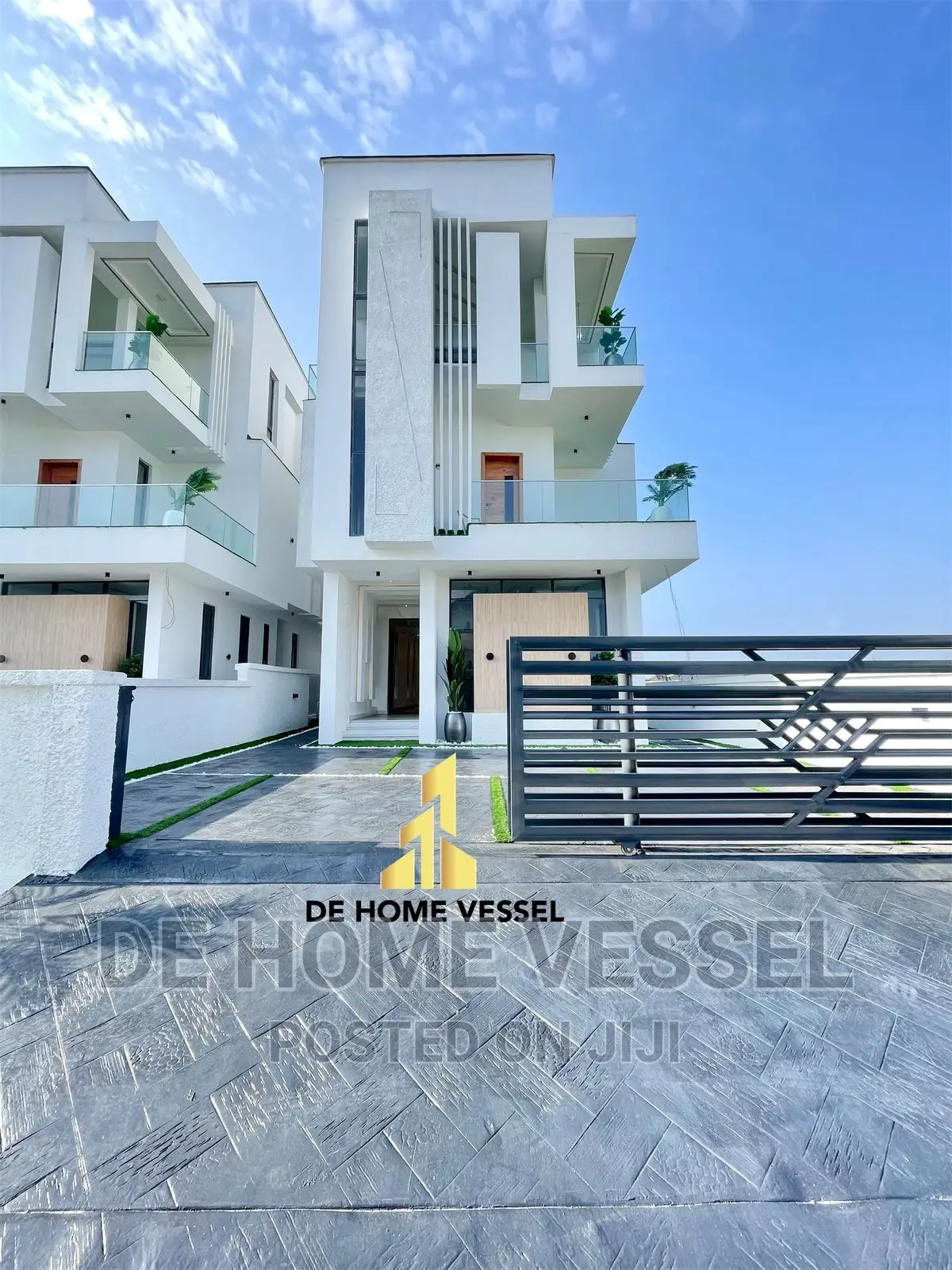 5bdrm Duplex in Chevron for sale