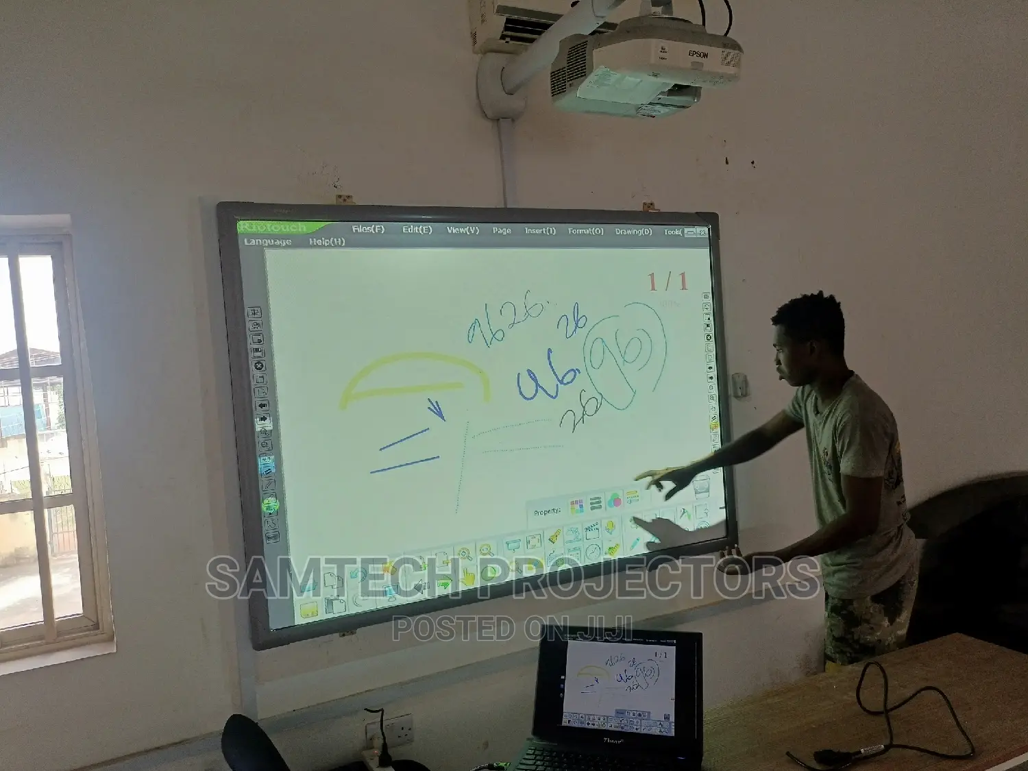 London Used Ultra Short Throw Projector for Classrooms