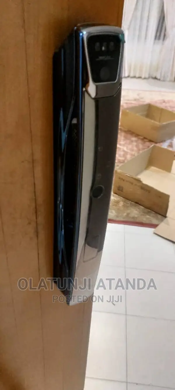 Intelligent Door Lock
With Face Recognition