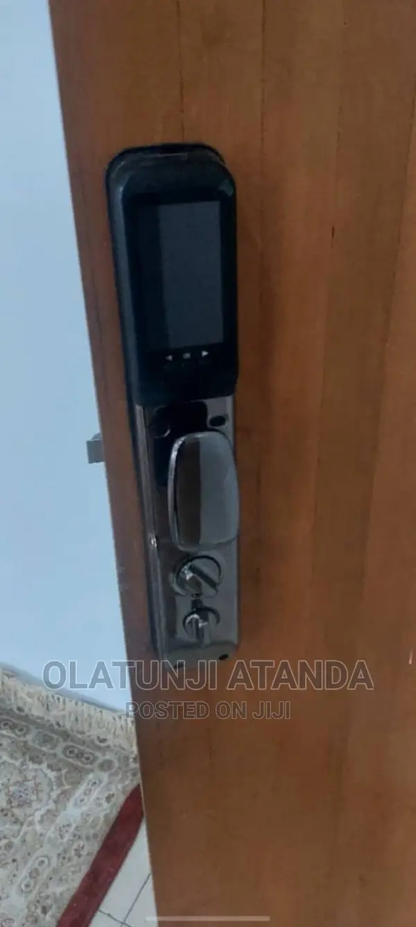Intelligent Door Lock
With Face Recognition
