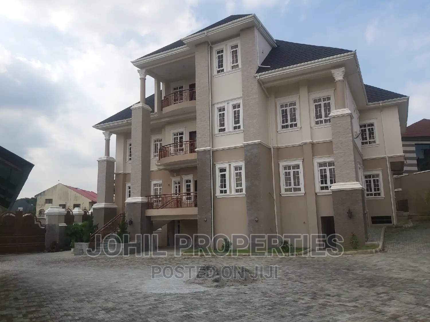 9bdrm Mansion in Maitama for sale