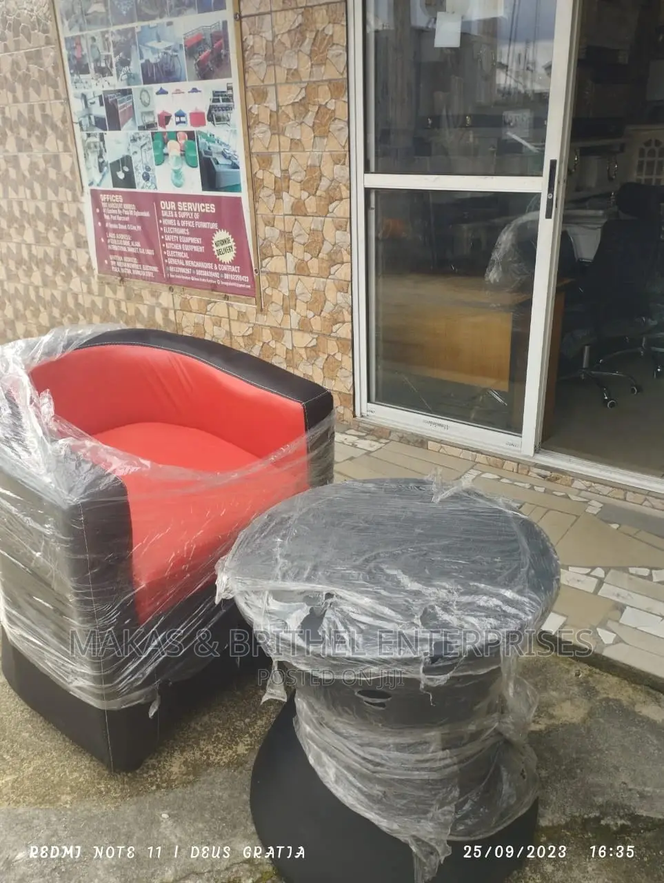 Single Bucket Chair With Center Table
