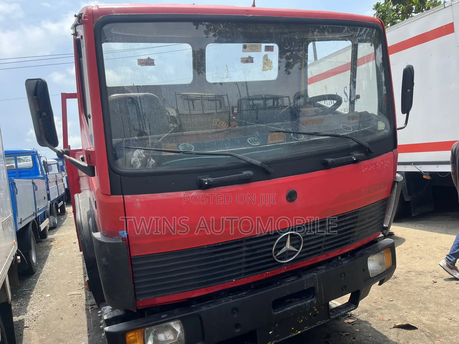 Mercedes-Benz 814 Red Pick Up