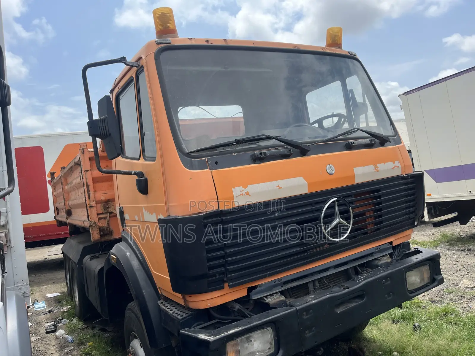 Mercedes-Benz 2527 With Auxiliary
