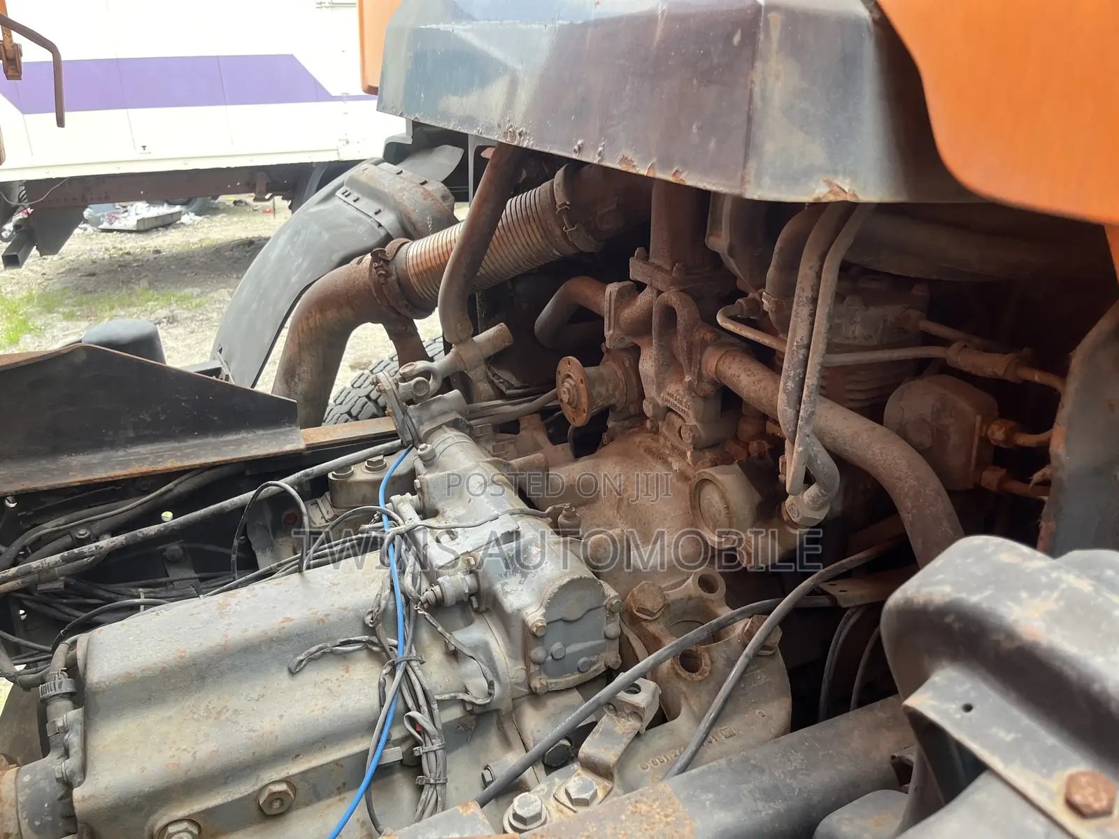 Mercedes-Benz 2527 With Auxiliary