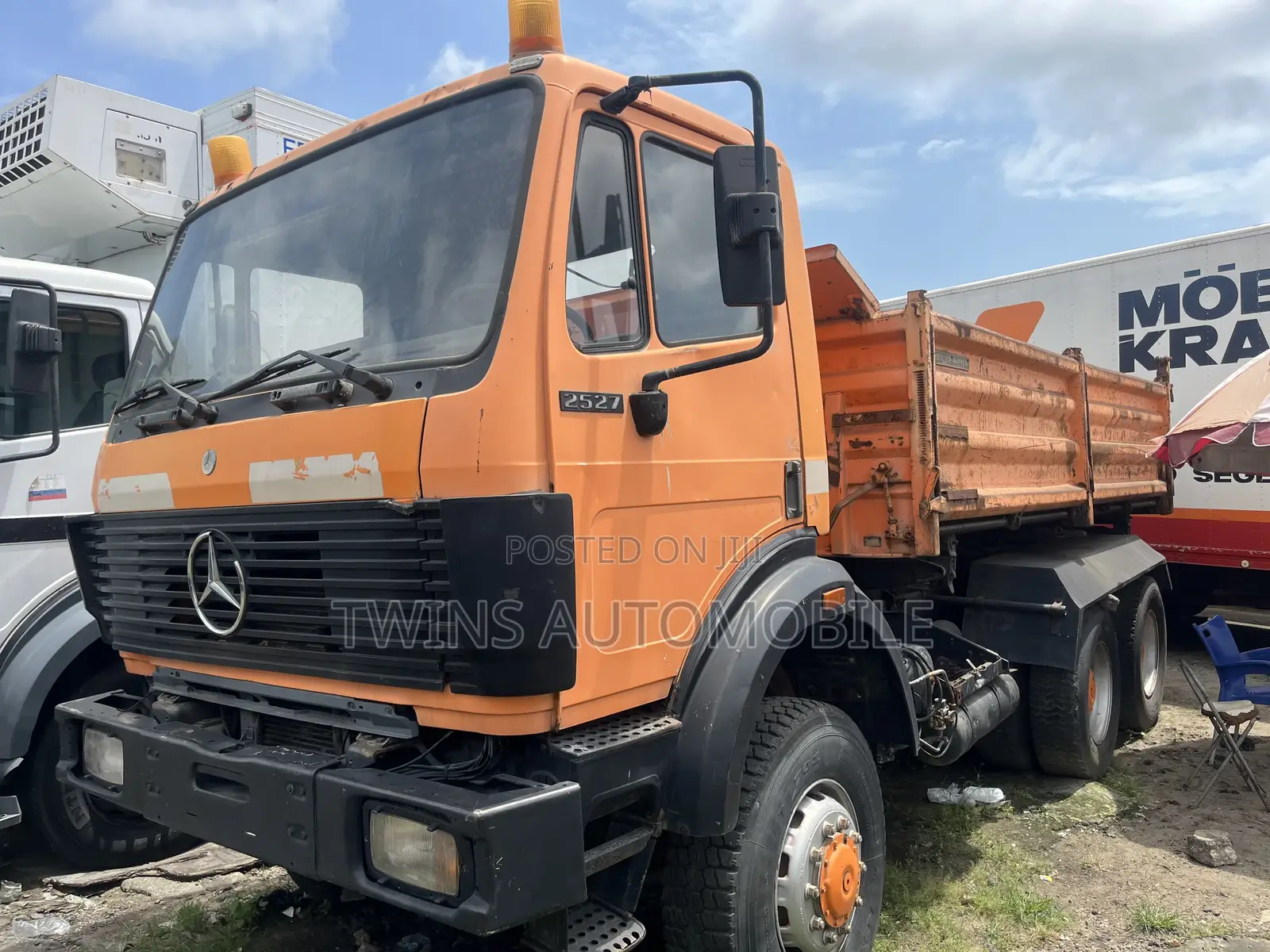 Mercedes-Benz 2527 With Auxiliary