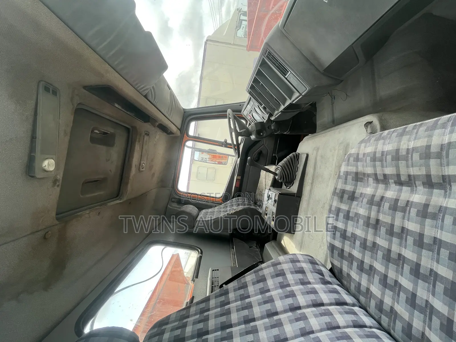 Mercedes-Benz 2527 With Auxiliary