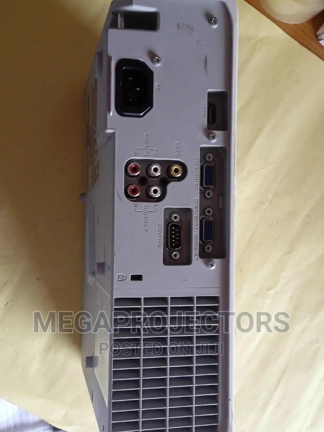 Calm Hitachi Projector