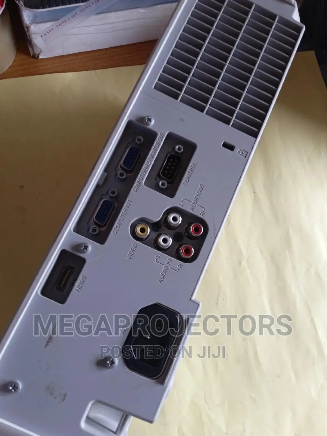 Hitachi Projector 4000 Lumens