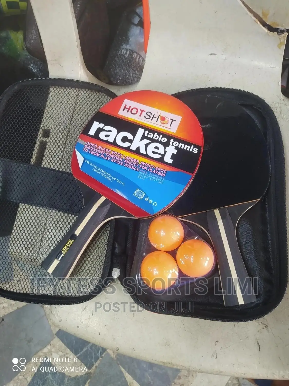 Hut-Short Table Tennis Bat and Eggs