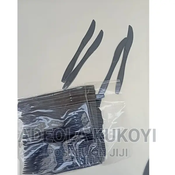 A Pack of 1000pcs of Heavy Duty Black Knife