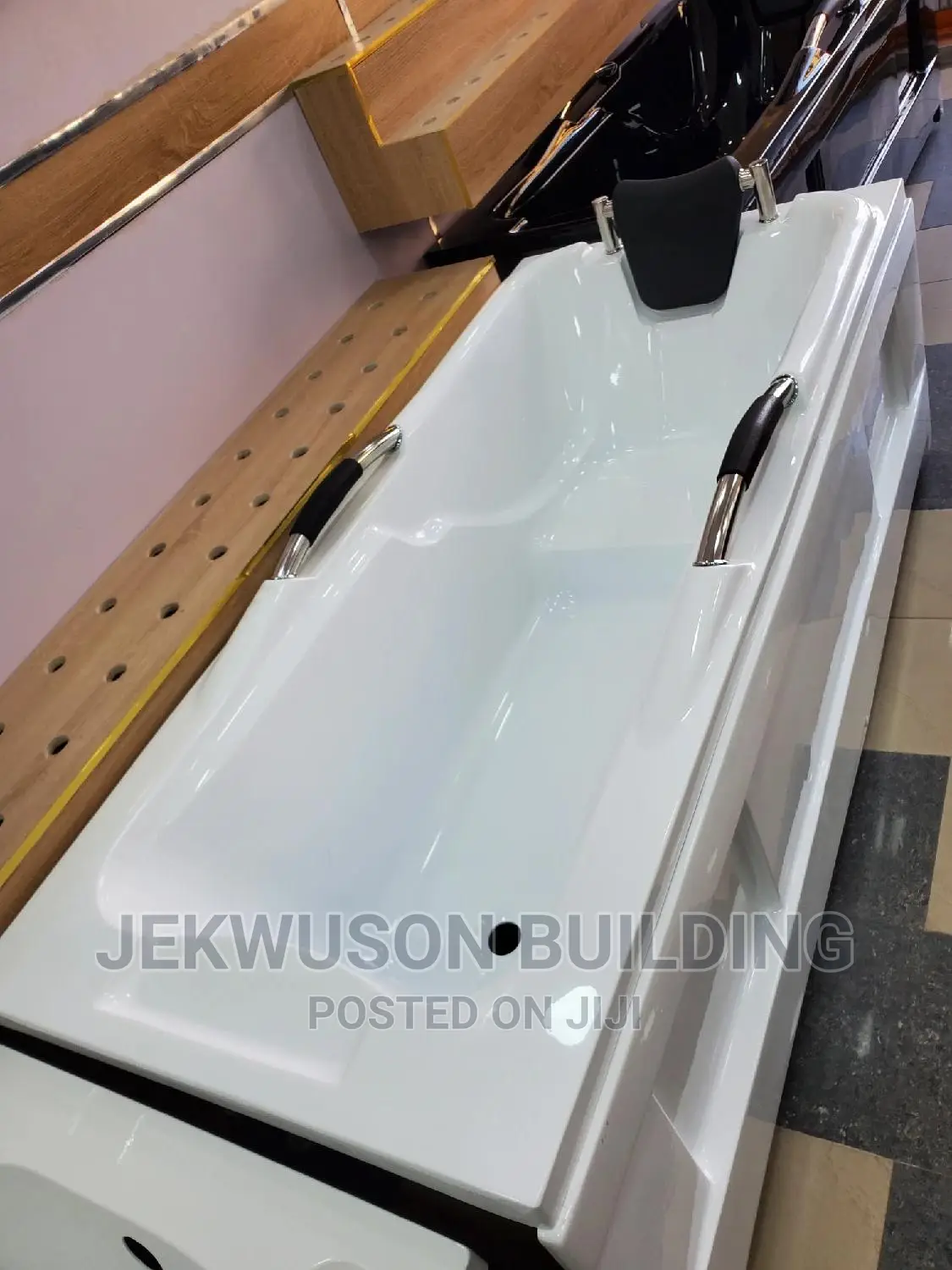 White Color Executive Panel Bathtub With Full Accessories