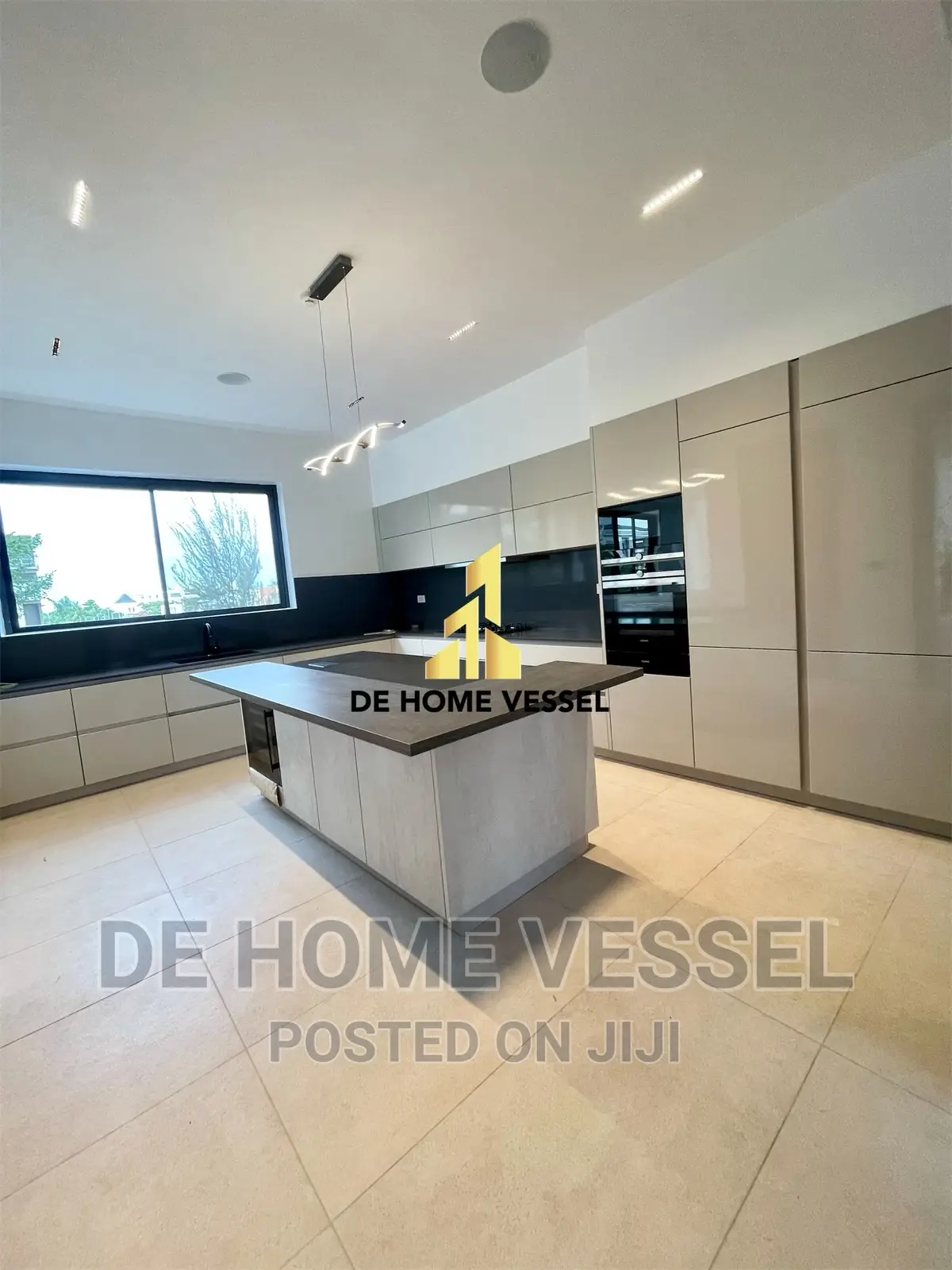 5bdrm Duplex in Banana Island for sale
