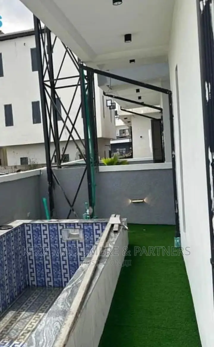 5bdrm Duplex in Inside An Estate, for sale