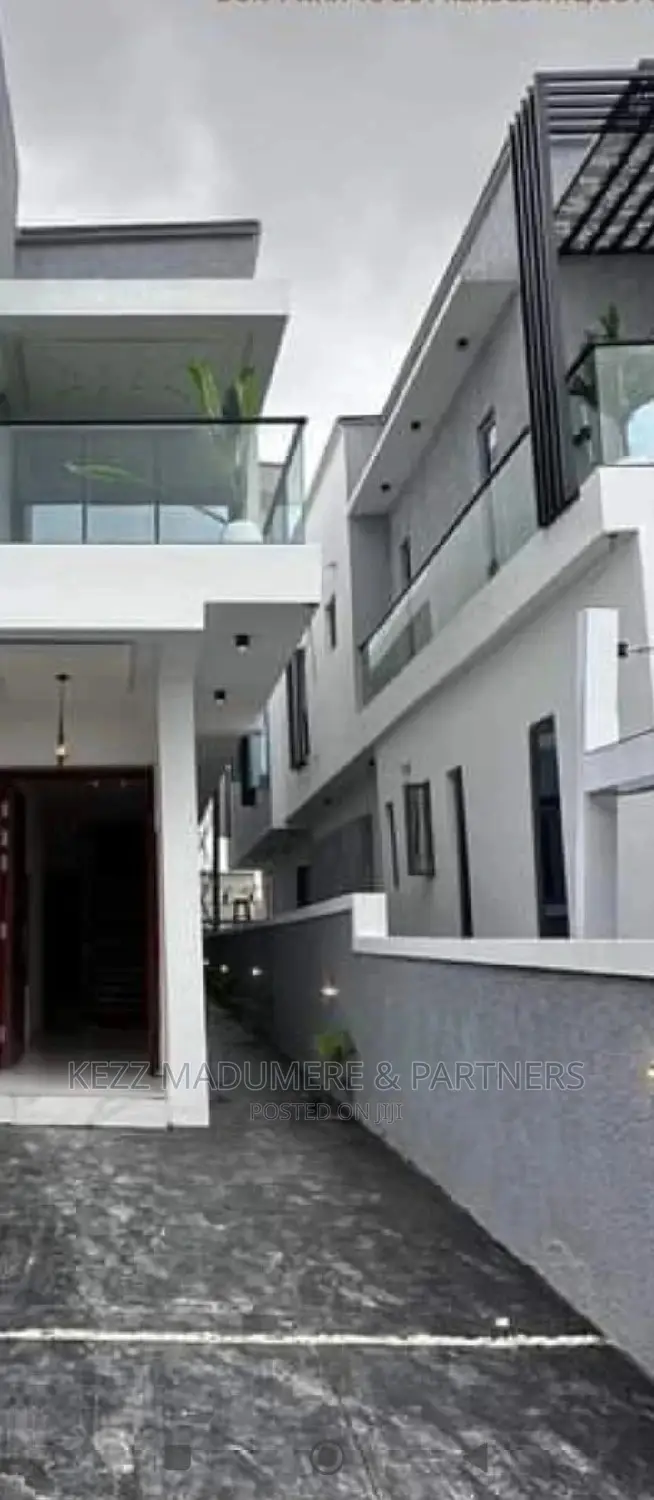 5bdrm Duplex in Inside An Estate, for sale