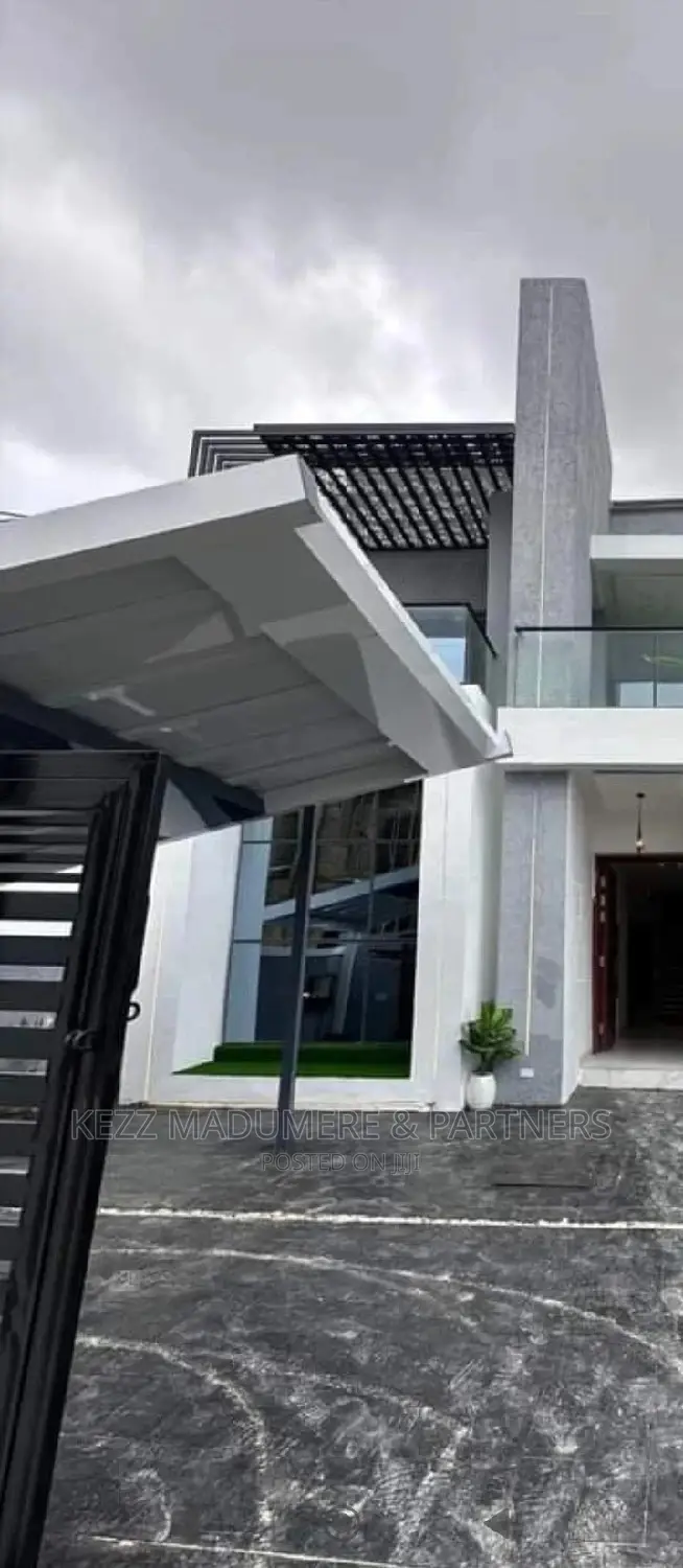 5bdrm Duplex in Inside An Estate, for sale