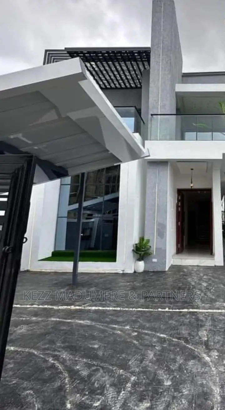 5bdrm Duplex in Inside An Estate, for sale