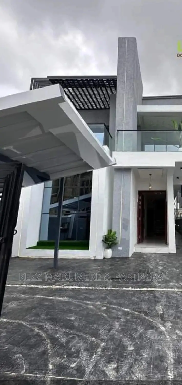 5bdrm Duplex in Inside An Estate, for sale