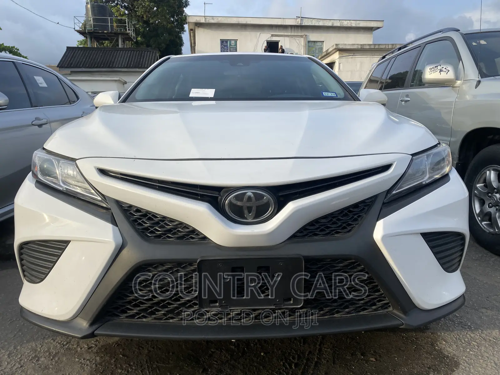 Toyota Camry SE FWD (2.5L 4cyl 8AM) 2018 White