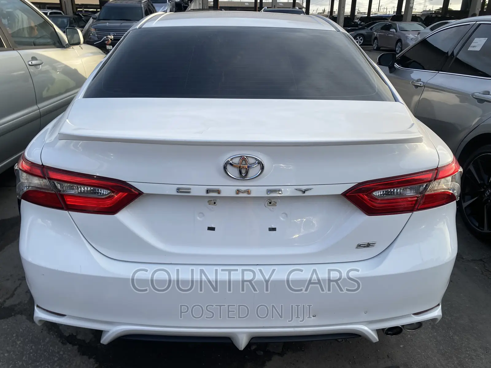 Toyota Camry SE FWD (2.5L 4cyl 8AM) 2018 White