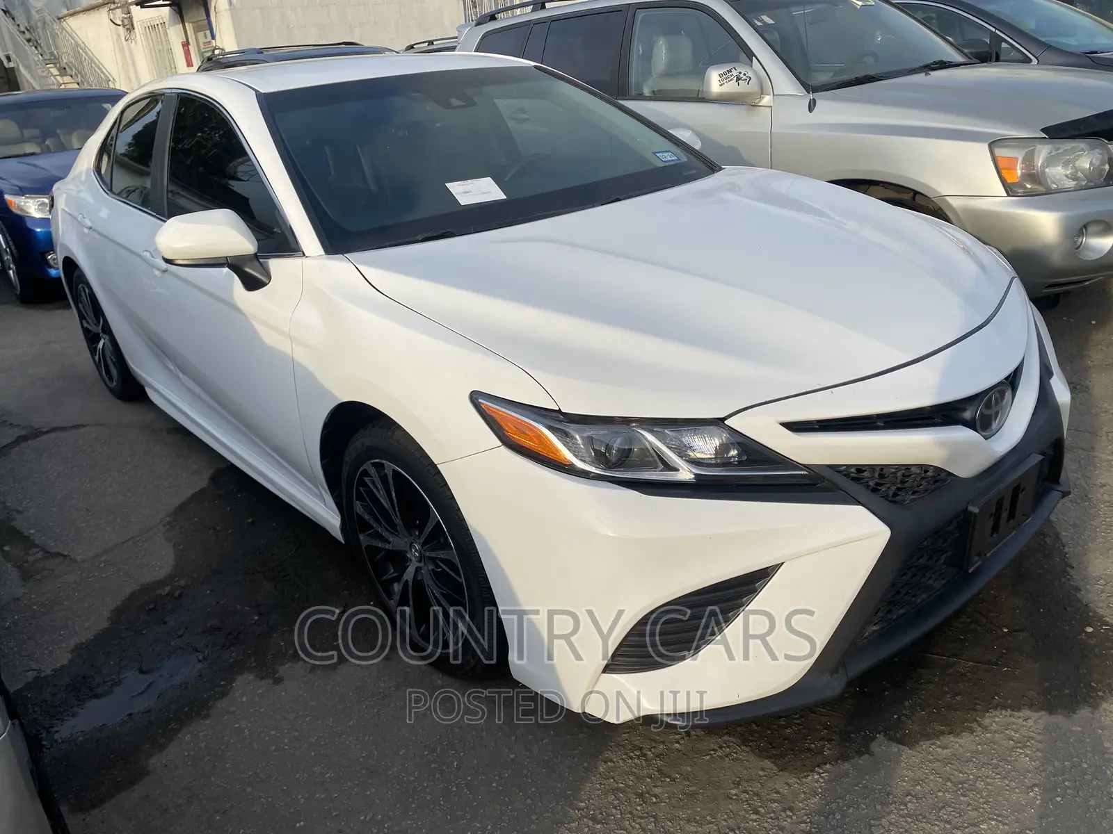Toyota Camry SE FWD (2.5L 4cyl 8AM) 2018 White