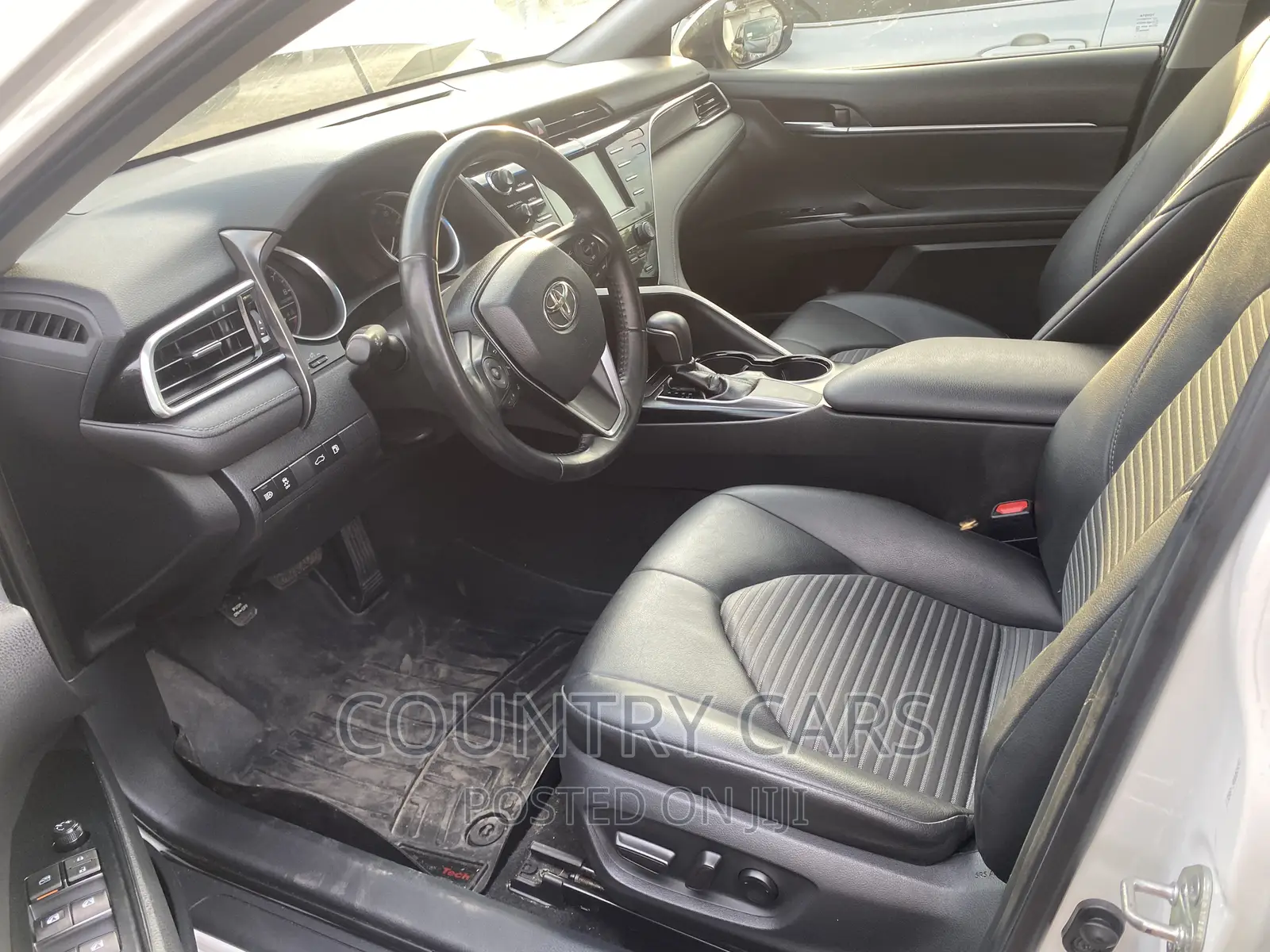 Toyota Camry SE FWD (2.5L 4cyl 8AM) 2018 White