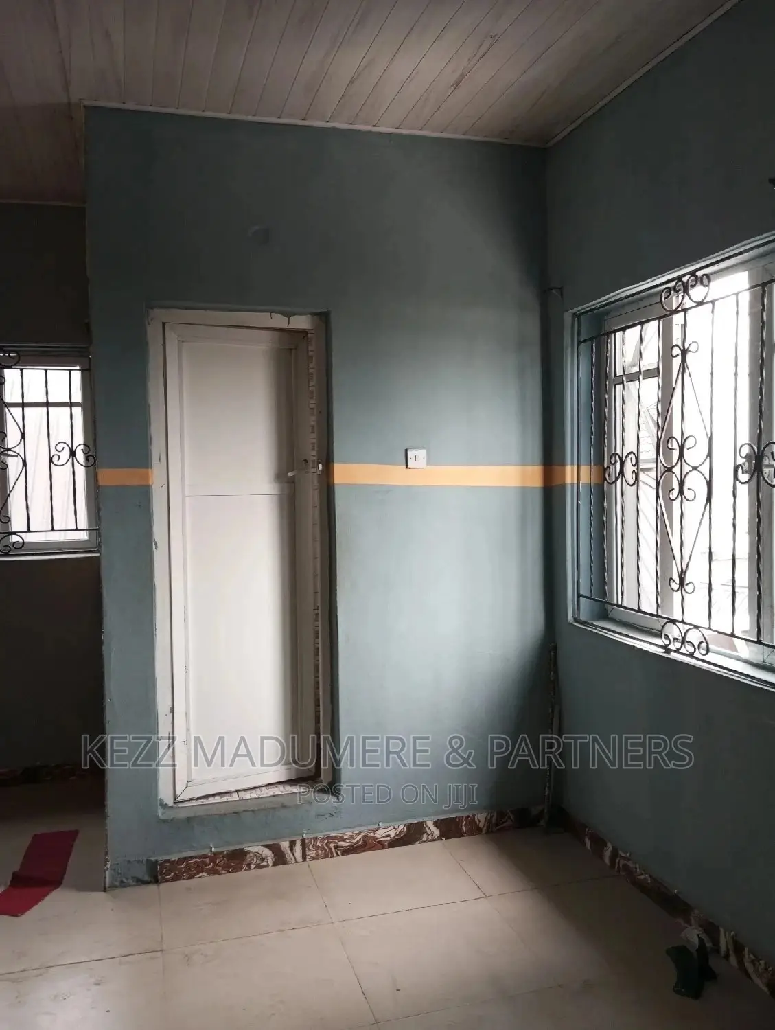 To Let : A Upstairs Sizeable Hall With Toilet