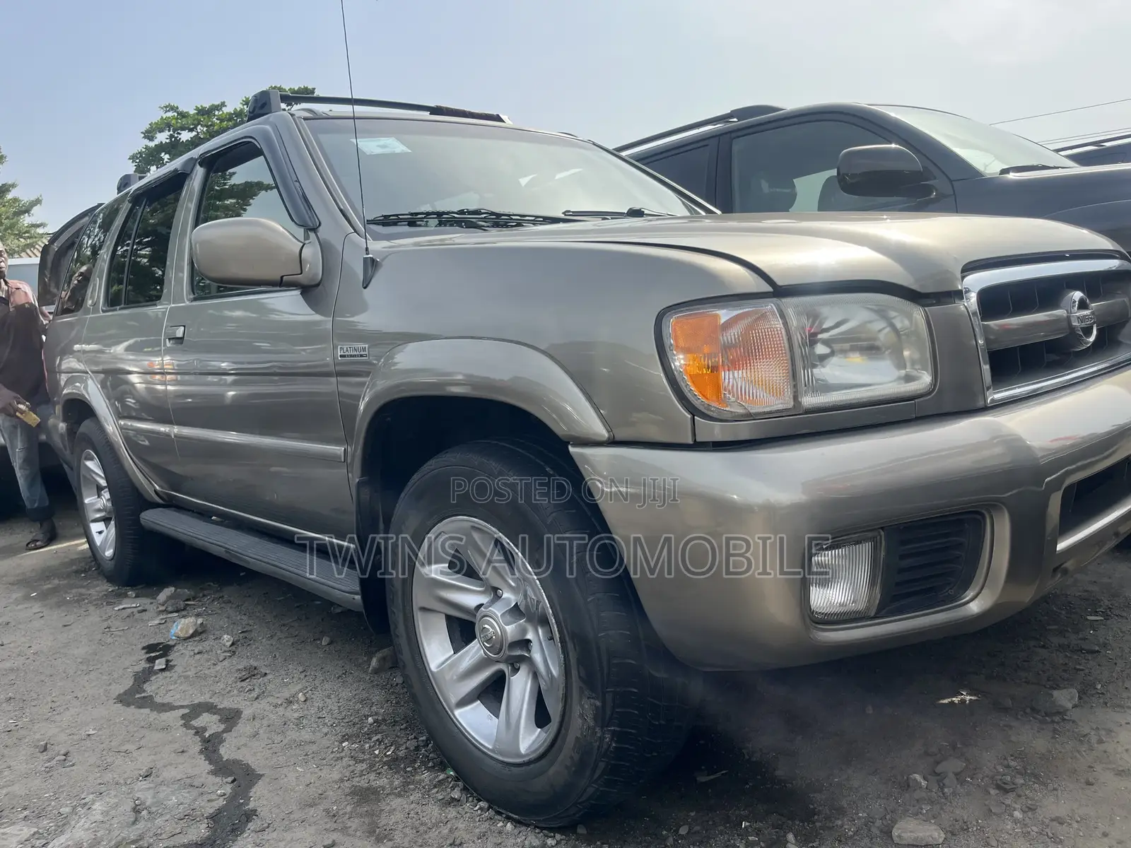 Nissan Pathfinder LE Platinum 2004 Gold