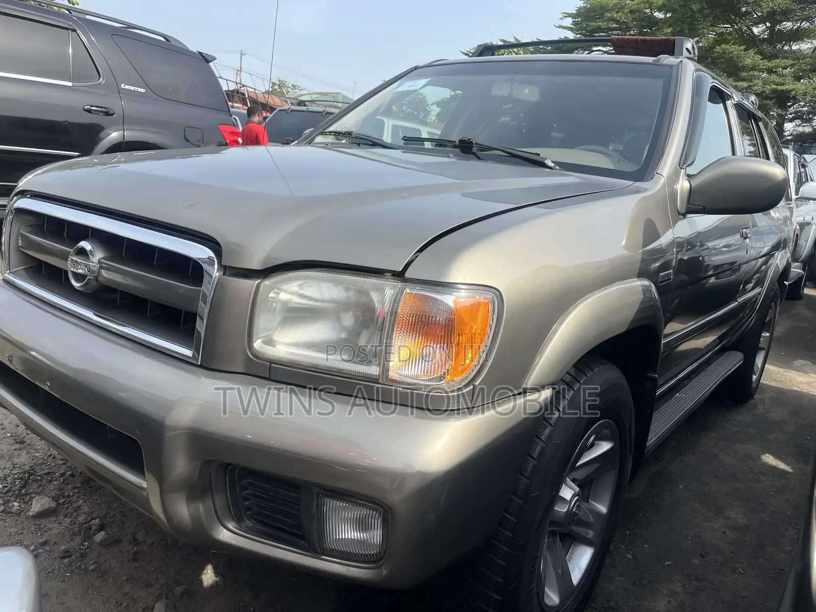 Nissan Pathfinder LE Platinum 2004 Gold