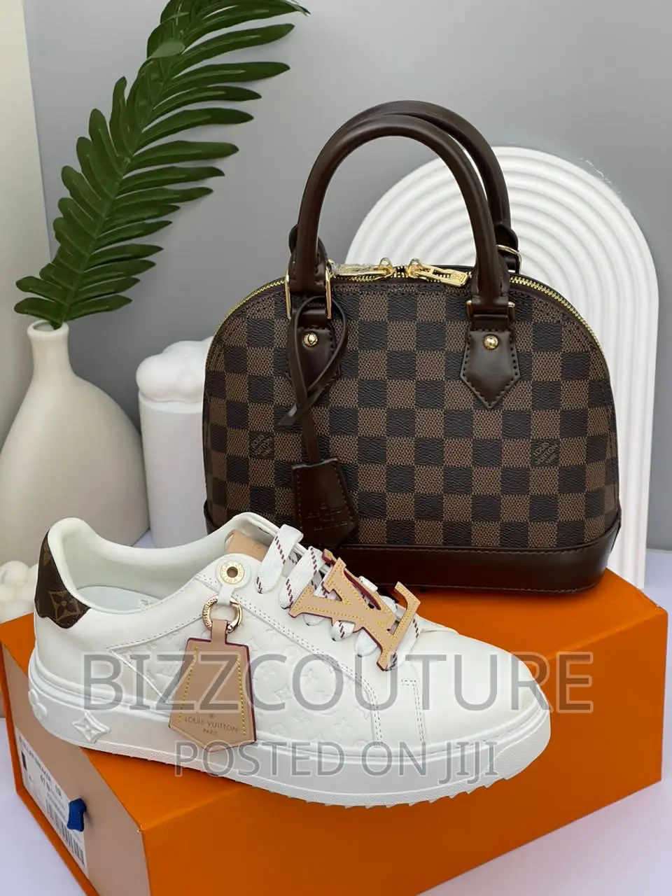 Original LOUIS VUITTON Leather Hand Bags Available in Store