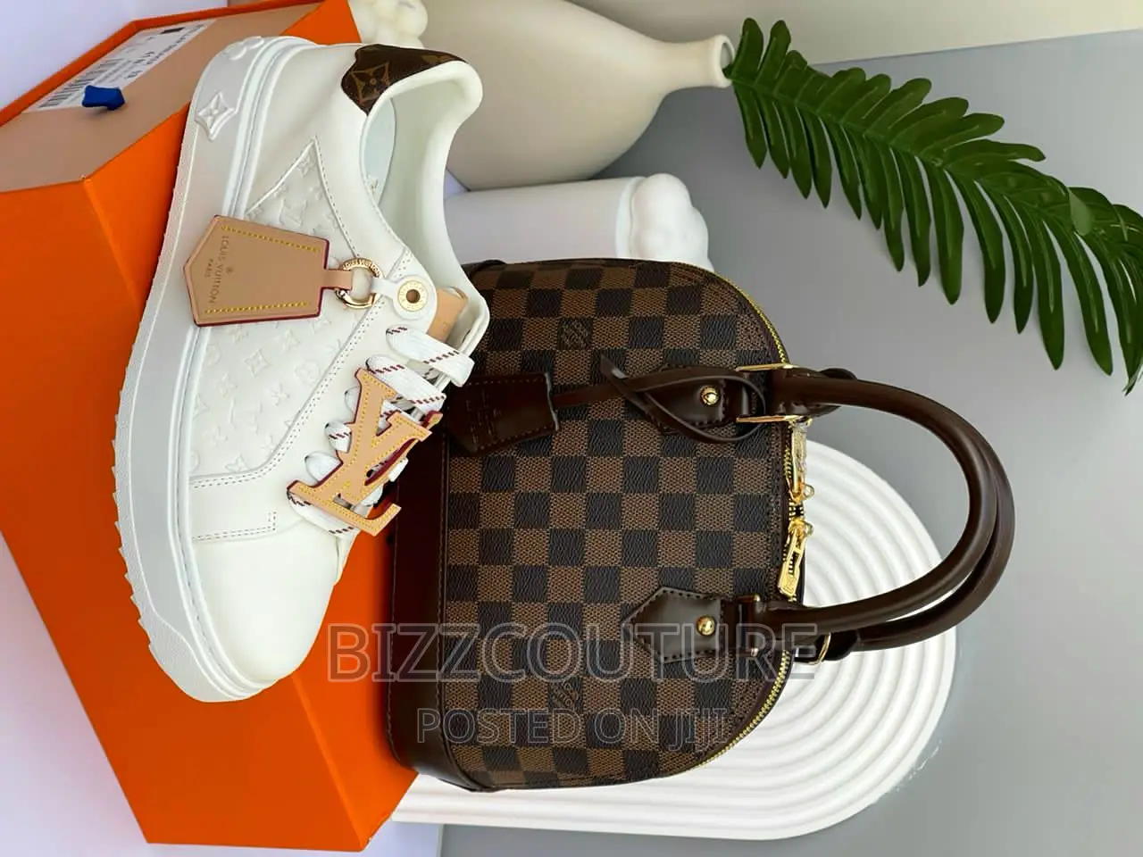 Original LOUIS VUITTON Leather Hand Bags Available in Store