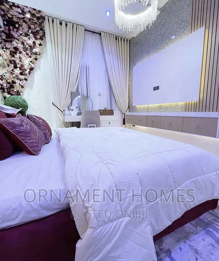 White Bedsheet Pilliowcases and Duvet