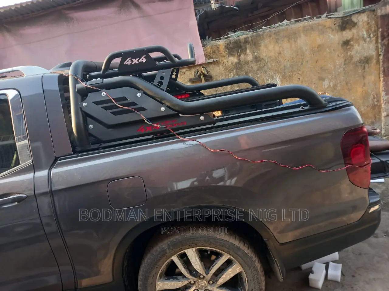 Rolling Boot Cover With Complete Rugged Off Road Spoiler *