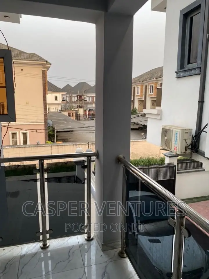 Flashy and Magnetic Shared in an Apartment