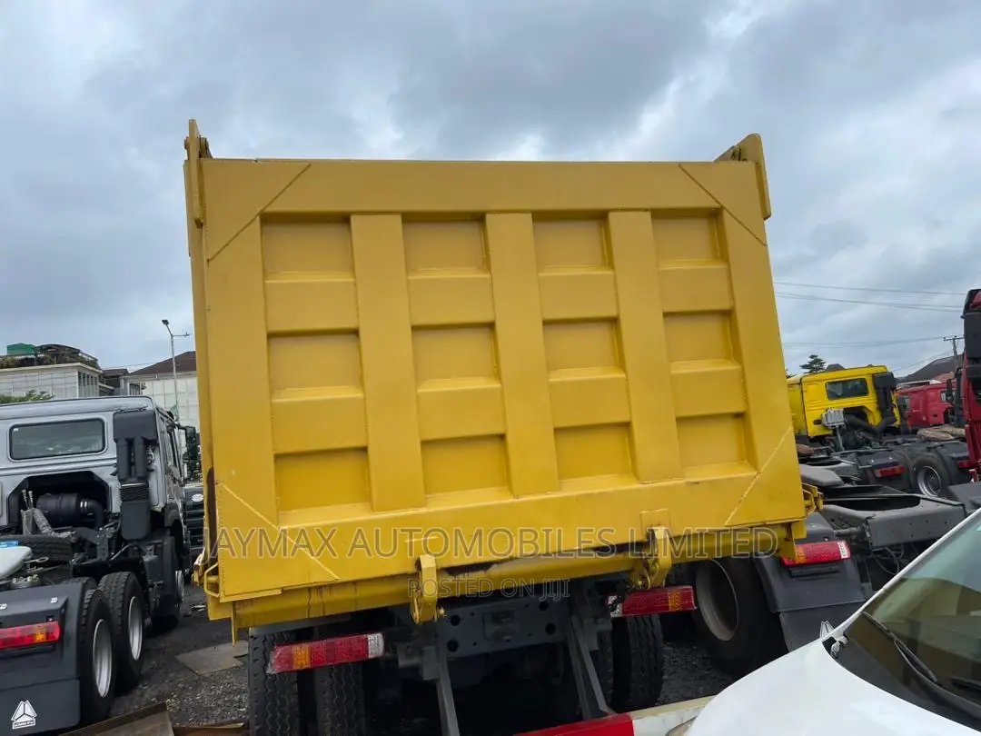 Howo Sinotruck 12 Tyres Yellow