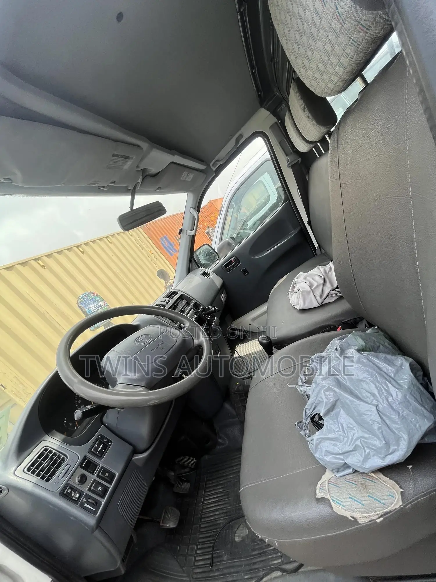 Toyota HiAce 2005 White