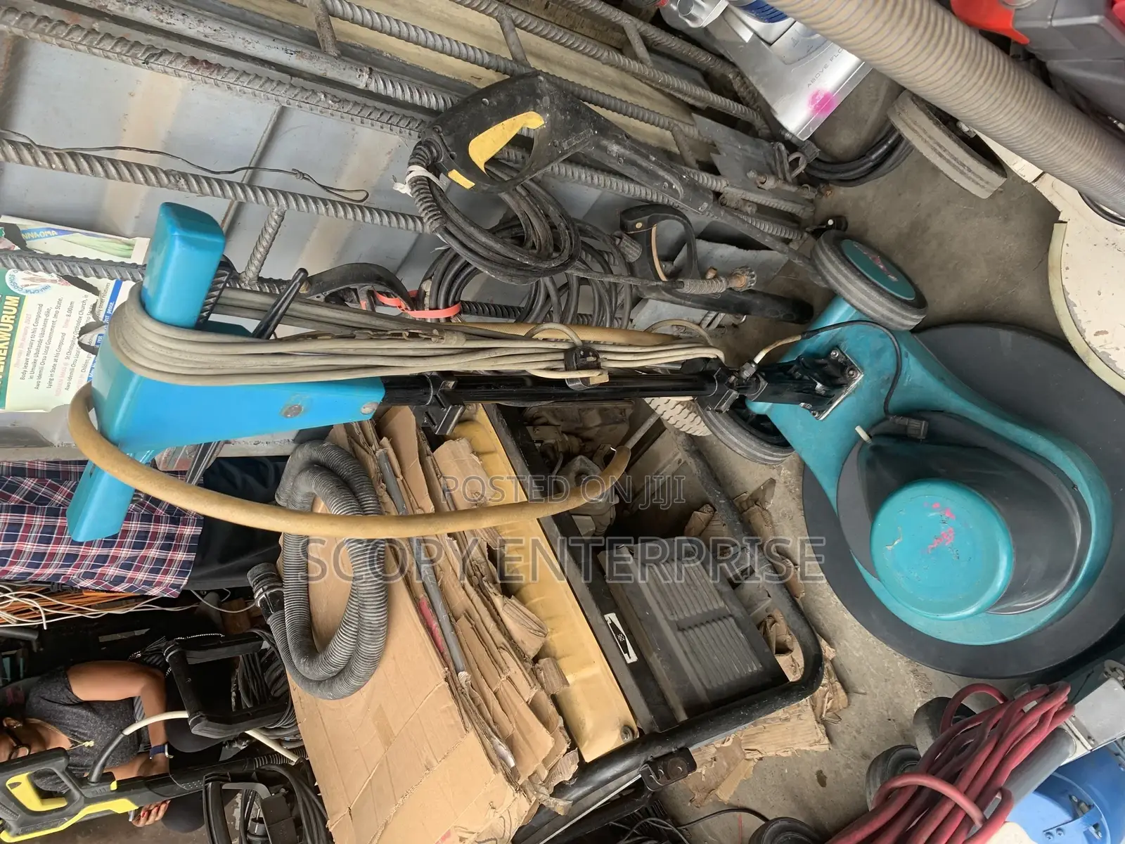 Industrial Vaccum Scrubbing for Rugg and Tiles