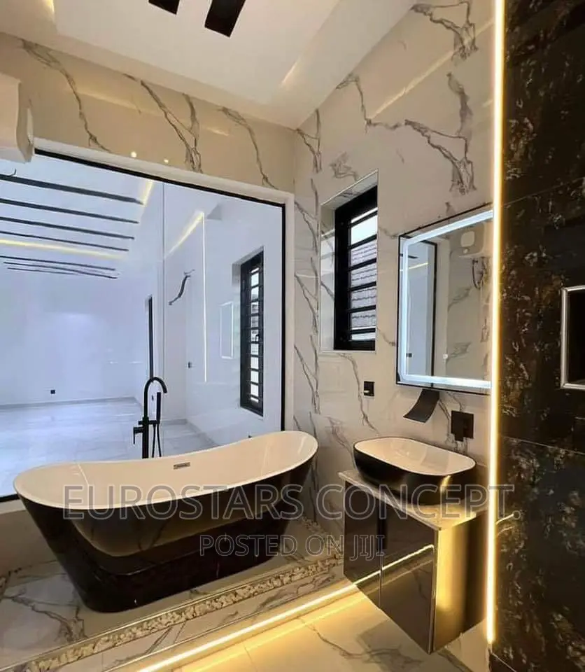 Luxury Bath Tub With Black An White Colours